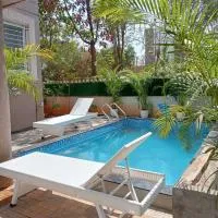 Coco Villa with Private Pool, hotelli kohteessa Karjat