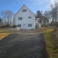 Cabin in Leirvåg, hotel en Leirvåg