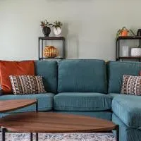 Elegant 2BR Top Floor Apt w/ Parking, хотел в İncirli