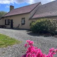 Maison de campagne indépendante dans notre cour, hotel en Sainte-Jamme-sur-Sarthe