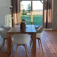 Neue hochwertige 90m² Wohnung, hotelli 