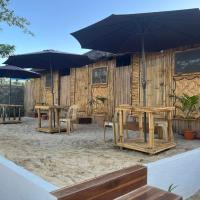 AJ's Beachfront Bamboo Guesthouse, hotell i El Nido