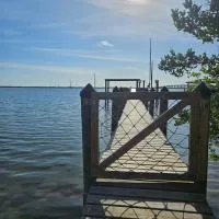 Indian River waterfront apartment with private dock, hotel i Cocoa