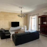 Spacious & Central 3-Bedroom Apartment Close to the Sea, Hotel in Taʼ Xbiex