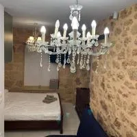 Kostas luxury little suites, hótel í Filiatrá