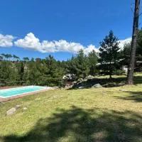 Cabaña de montaña con pileta en hermoso predio, hotell i Villa Yacanto