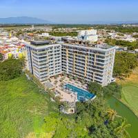 Enchanting & modern beach retreat with pool, gym, & breathtaking balcony views, hotel berdekatan Lapangan Terbang Lic. Gustavo Diaz Ordaz, Puerto Vallarta