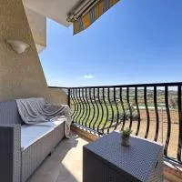 Seaside Retreat with Balcony Views in Marsaskala, hotel in Il-Maħsel