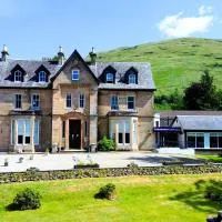 The Caledonian Claymore Hotel, hótel í Arrochar
