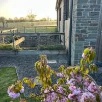 The Boot Room Apartment at Hobbits Countryside Retreat Private Courtyard , close to the Cotswolds, hotel a Wickwar