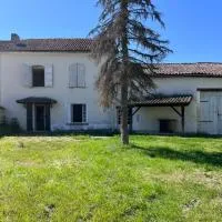 Maison de campagne proche Angoulême, hotel a Torsac