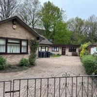 Two Bungalows Choose one - 4BR and 2BR Lovely Home Fully Furnished at Egham LP, hotel en Egham