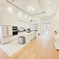 Luxury House with Open Living Space, hotel u Torontu