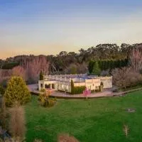 Chateau Bowral Luxury Southern Highlands Estate with Poolhouse, hotel i Bowral