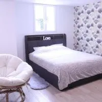 Bright and Modern Apartment with Terrace near Paris Disney and CDG, hotel em Chelles