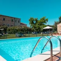 Belvedere Rosa Country House - Self-Catering Apartments with Pool and Views, хотел в Mogliano