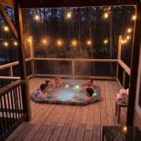 Hot Tub, Dogwood Cottage with Private Fire Pit, Sleeps 6!, hotel a Menlo