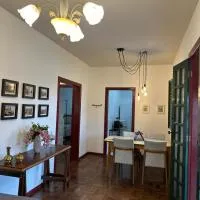 2 Quartos-casa toda-50 M área central e histórica, hotel a Santa Bárbara