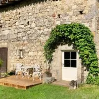 Gite du Château des Fours, hotel en Cumont