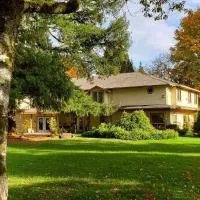 Cedar Wood Lodge Bed & Breakfast Inn、ポート・アルバーニのホテル