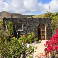La Bodega - House on volcano with a piano, hotel en Haría