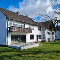 Ferienwohnung Dörnbergblick Klinge、Caldenのホテル