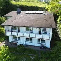 Rothaarsteig Ferienhaus โรงแรมในเคิร์กฮุนเดม