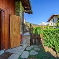 The Waterfall Chalet: La Salle şehrinde bir otel