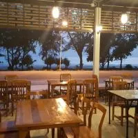 Yellow House Rayong, hotelli kohteessa Ban Phe