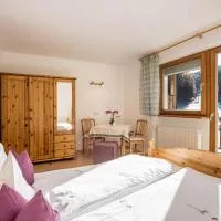 Bnb Lettnerhof Balcony Family Suite, hotel Monguelfóban