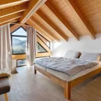 Charmingly Renovated Stone House, hotel em Cesara