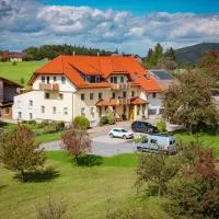 Ferienhaus Bührer، فندق في Freiamt