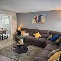 Stylish Family Home, Sleeps 6, Parking and Garden, hotel en Roffey