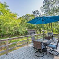 Dog-Friendly Eastham Retreat, Minutes to Shore, hotell i Eastham