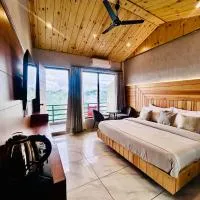 Queen Hills Resort and Hotel By Edge Group - Rooftop Restro, Balcony View، فندق في موسوري