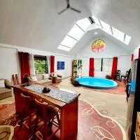 Family House with Private Pool, hotelli kohteessa Chachagua