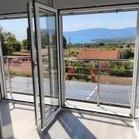 Sunny Home Loutraki is a modern studio with views of the bay and mountains with private parking, hotell i Loutraki