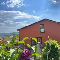 Nedi's Nest - Cozy Countryside Retreat Under Palmtrees, hotel em Dutovlje