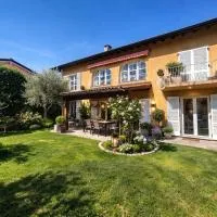 GOLDEN HILL Rooms and Shows Quiet Spacious Rooms, Garden, Shared Kitchen and Theatre, hotel a Collina d'Oro