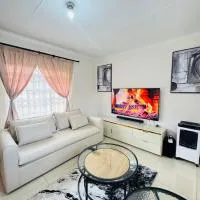HomelyVest Homestay, hotel in Carletonville