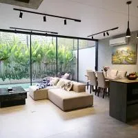 SWOI LOFT UMALAs Designer 2BR Private Pool Villa, hotelli kohteessa Kerobokan