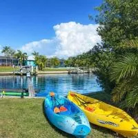 Waterfront Home with Kayaks Private Dock and Gulf Access Punta Gorda Isles, готель у місті Пунта-Горда