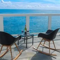 Beachhouse with amazing terrace next to the ocean, ξενοδοχείο σε Bocacangrejo