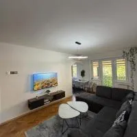 Modern 2BR Apartment Karpoš with Private Parking, hotel u Skopju