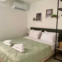 Nikol's central suite 2: Nea Peramos şehrinde bir otel