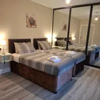 Coaches Corner - Business Friendly - Sleeps 3 - Near Town - Parking and Wi-Fi, hotel em Castleblayney