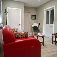 Coaches Corner - Relaxing Summer Stay - Modern Accessible Suite - Sleeps 3 - Near Town - Free Parking, hotel a Castleblayney