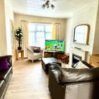 Beautiful and Cosy 3-Bed House Parking Coventry Contractors,Family,Friends、Foleshillのホテル