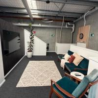 Stylish Industrial Loft near the Airport, hotel dicht bij: Luchthaven Rotorua Regional, Rotorua
