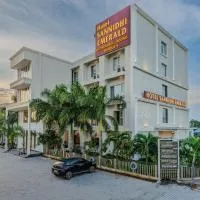 Hotel Sannidhi Emerald, hotel i Raigīr